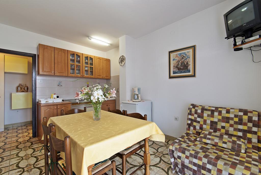 Apartments Elda Ровин Екстериор снимка