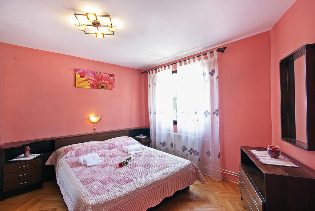 Apartments Elda Ровин Стая снимка