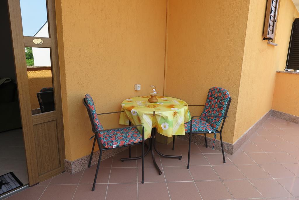 Apartments Elda Ровин Екстериор снимка