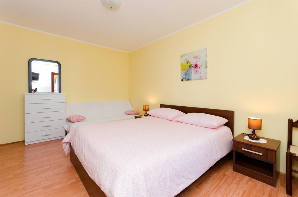 Apartments Elda Ровин Екстериор снимка