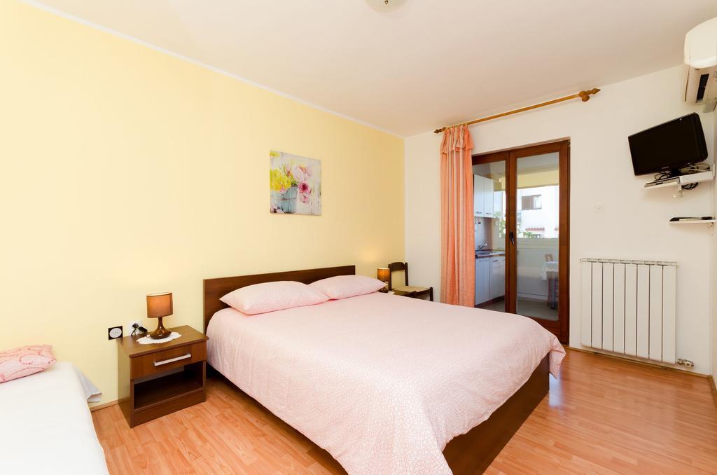 Apartments Elda Ровин Екстериор снимка