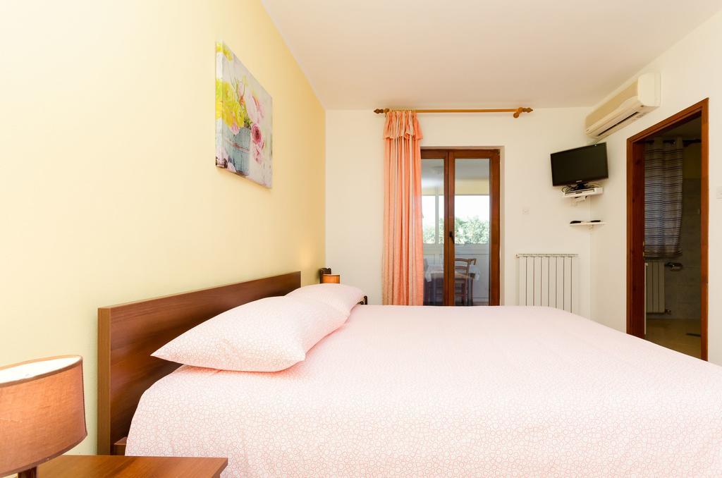 Apartments Elda Ровин Екстериор снимка