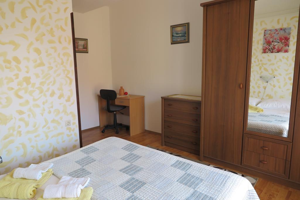 Apartments Elda Ровин Екстериор снимка