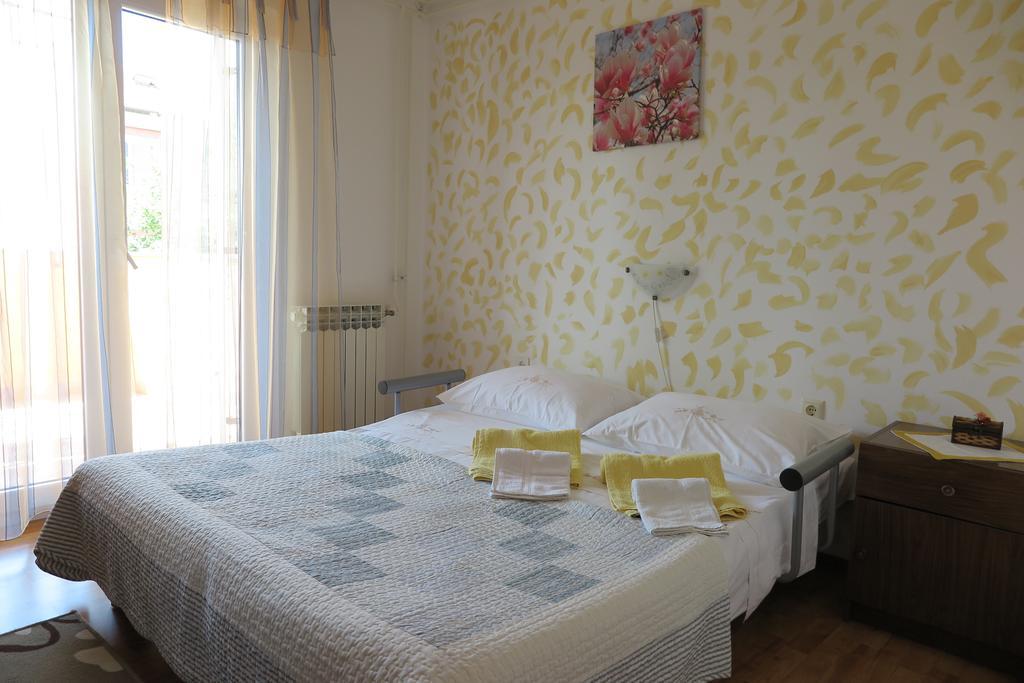 Apartments Elda Ровин Екстериор снимка