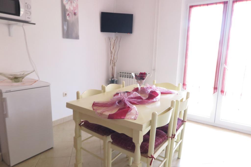 Apartments Elda Ровин Екстериор снимка