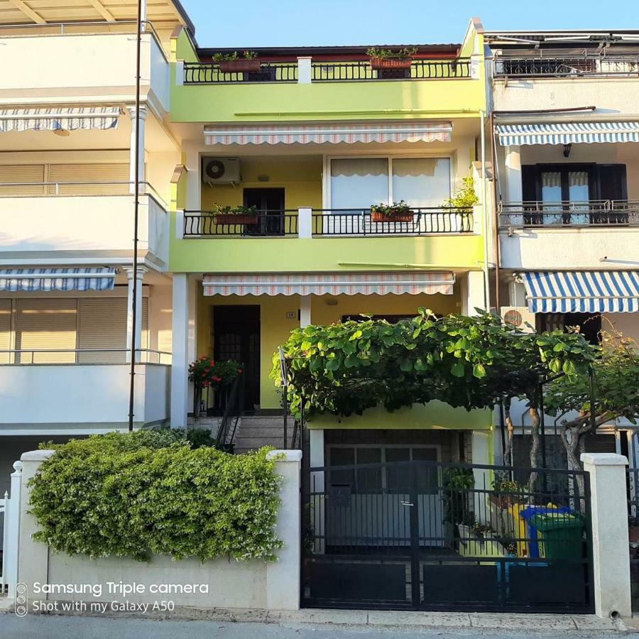 Apartments Elda Ровин Екстериор снимка